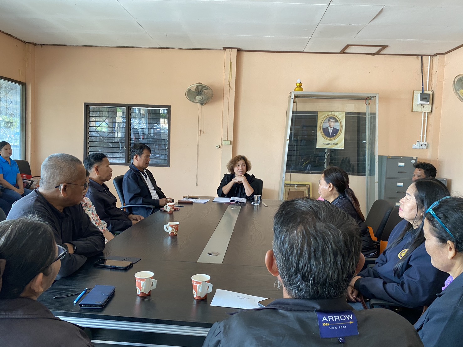 พช.น้ำขุ่น ประชุมเตรียมความพร้อมกิจกรรม “25 พฤศจิกายน วันกองทุนแม่ของแผ่นดิน” และการร่วมมหกรรมทอดผ้าป่ากองทุนแม่ของแผ่นดินและหมู่บ้านป้องกันและแก้ไขยาเสพติดโดยกองทุนแม่ของแผ่นดิน