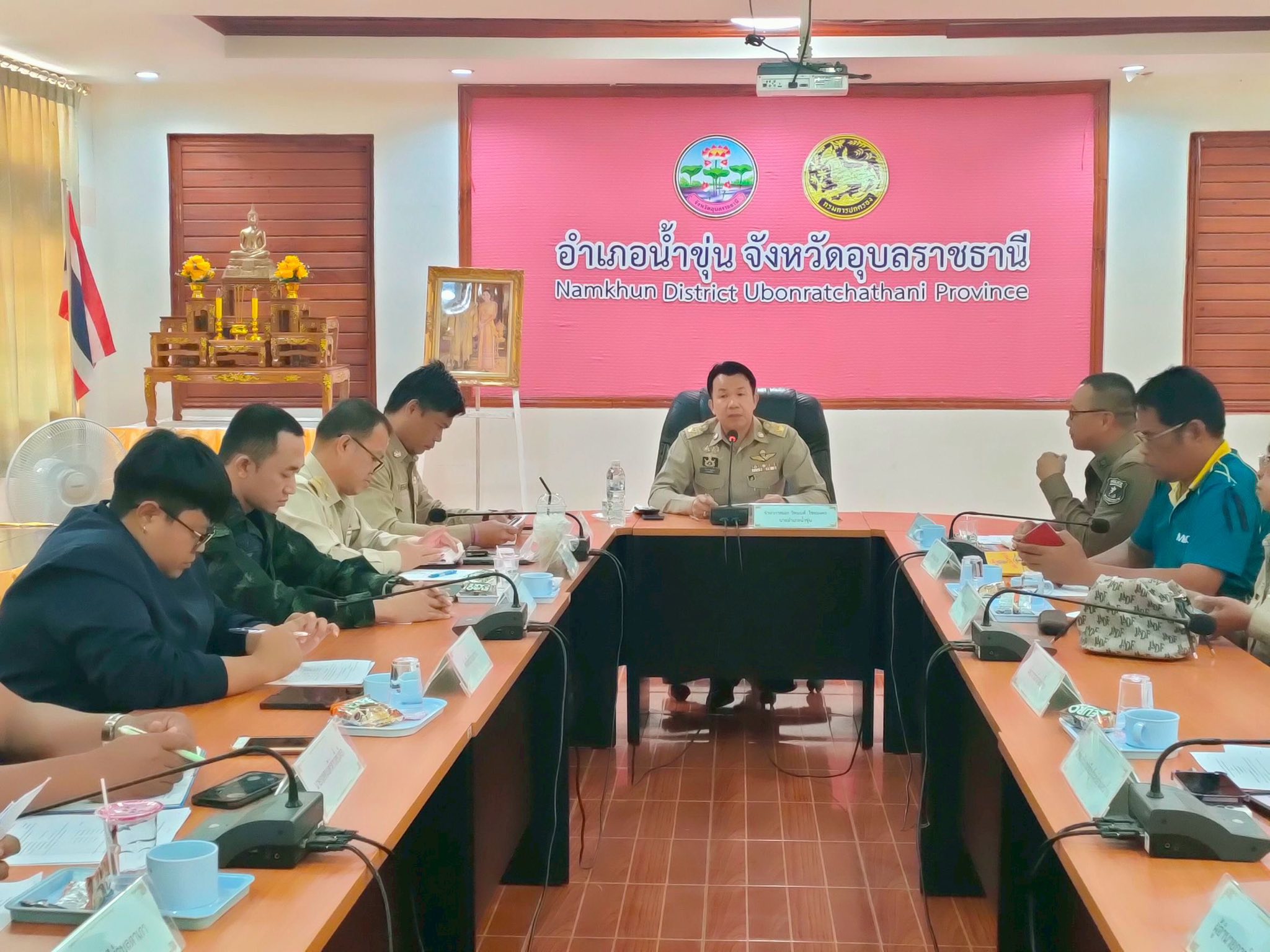 พช.น้ำขุ่น ร่วมประชุมคณะกรรมการบริหารราชการอำเภอ (กบอ.) หัวหน้าส่วนราชการ หน่วยงานรัฐวิสาหกิจ องค์กรปกครองส่วนท้องถิ่น ผู้บริหารสถานศึกษา ประจำเดือน มีนาคม 2569