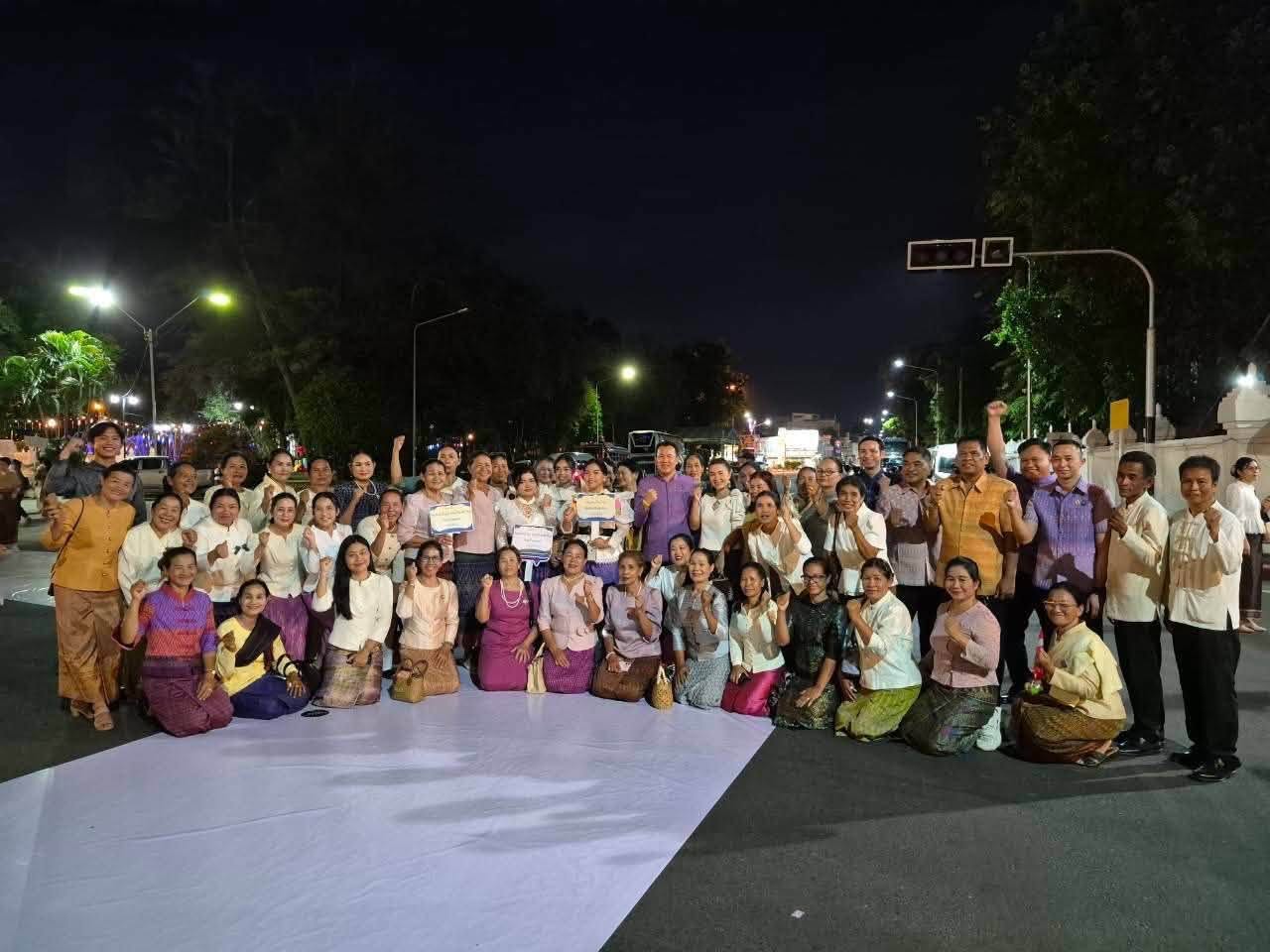 พช.น้ำขุ่น ร่วมกิจกรรมการแสดงผ้าอัตลักษณ์เมืองอุบลราชธานี “สืบสานศาสตร์ศิลป์ มรดกแผ่นดิน ผ้าถิ่นไทอุบล” น้อมรำลึกในพระมหากรุณาธิคุณสมเด็จพระนางเจ้าสิริกิติ์ พระบรมราชินีนาถ พระบรมราชชนนีพันปีหลวง ภายใต้แนวคิด “ใส่ผ้าอุบลให้เป็นคนอินเทรนด์”